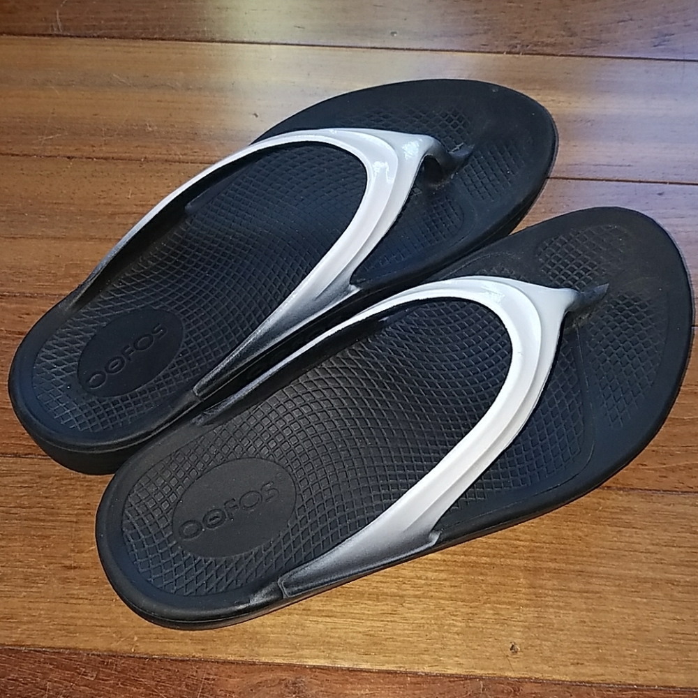 Oofos Sandals in Black & White